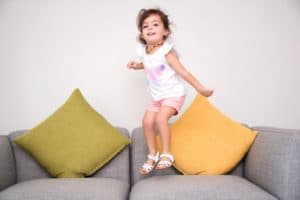 7 Astuces pour calmer un enfant énervé qui court sur place 1